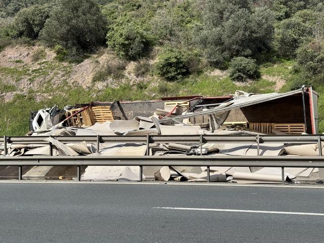 Anadolu Otoyolu nun Kocaeli kesimindeki kaza nedeniyle kapanan İstanbul y&ouml;n&uuml; ulaşıma a&ccedil;ıldı 2