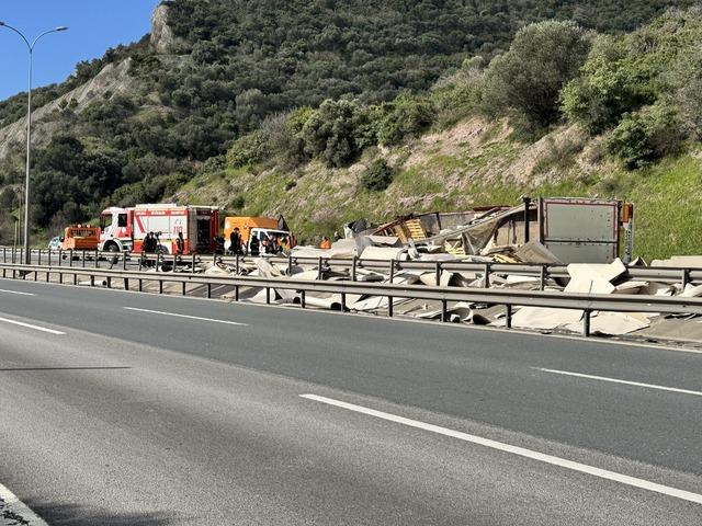 Anadolu Otoyolu nun Kocaeli kesimindeki kaza nedeniyle kapanan İstanbul y&ouml;n&uuml; ulaşıma a&ccedil;ıldı 1