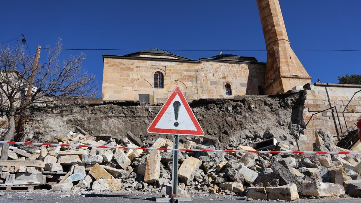 Tarihi caminin istinat duvarı çöktü