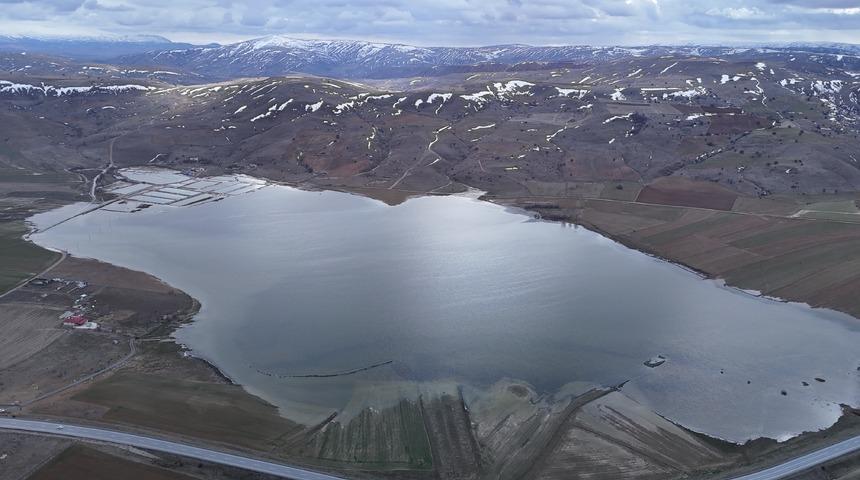 Yaz aylarında tamamen kuruyan g&ouml;l, yeniden su tuttu
