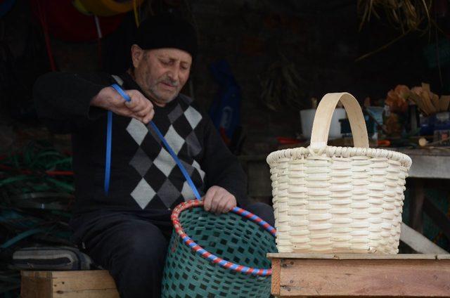 Yıllardır sepet örerek geçimini sağlıyor