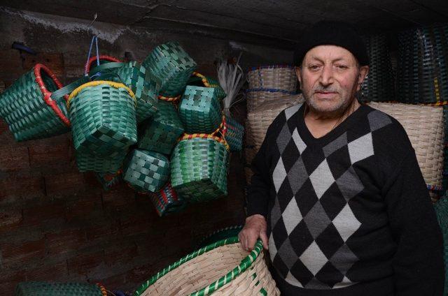 Yıllardır sepet örerek geçimini sağlıyor