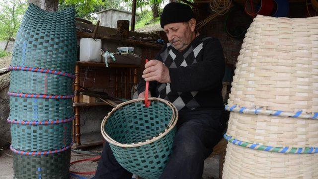Yıllardır sepet örerek geçimini sağlıyor