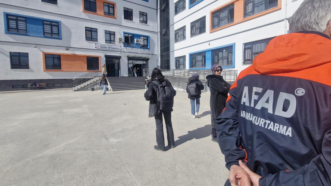 Diyarbakır da cıva zehirlenmesi iddiası! 14 &ouml;ğrenci hastaneye kaldırıldı 3
