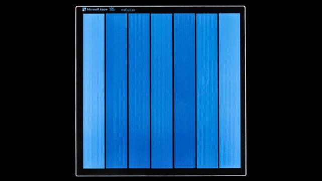 Hard diskleri unutun! Bu küçücük cam kare tam 2 milyon kitap kapasiteli ve verileri 10 bin yıl saklayabiliyor