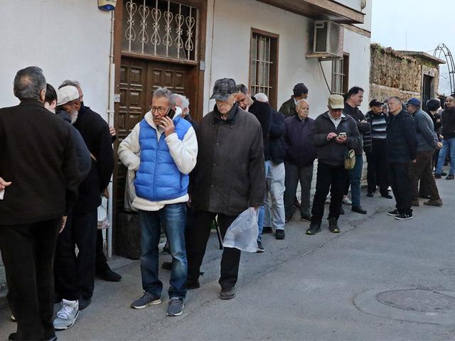 Gizli hayırsever metrelerce pide kuyruğu oluşturdu