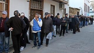 Gizli hayırsever harekete geçti: Metrelerce pide kuyruğu oluştu!