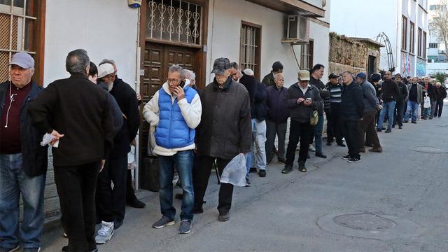 Gizli hayırsever harekete geçti: Metrelerce pide kuyruğu oluştu!