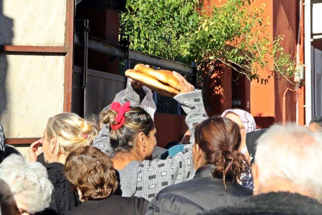 Gizli hayırsever harekete geçti: Metrelerce pide kuyruğu oluştu! 3