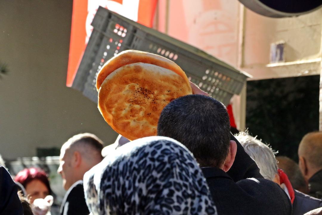 Gizli hayırsever harekete geçti: Metrelerce pide kuyruğu oluştu! 2