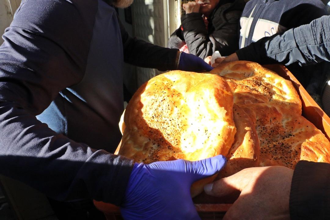 Gizli hayırsever harekete geçti: Metrelerce pide kuyruğu oluştu! 1