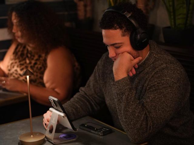 D&uuml;nyanın ilk "yapay zeka randevu kafesi" a&ccedil;ıldı!