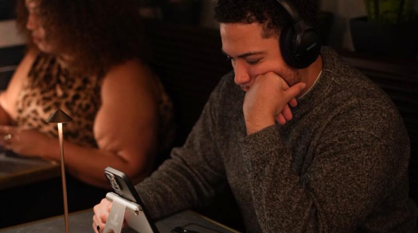 Yalnızlığa teknolojik &ccedil;&ouml;z&uuml;m: D&uuml;nyanın ilk "yapay zeka randevu kafesi" a&ccedil;ıldı!