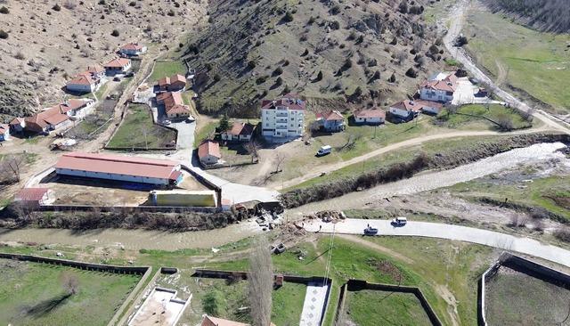 Yozgat ta sağanak nedeniyle yıkılan k&ouml;pr&uuml; sonrası ulaşım başka bir k&ouml;pr&uuml;den sağlanıyor 5