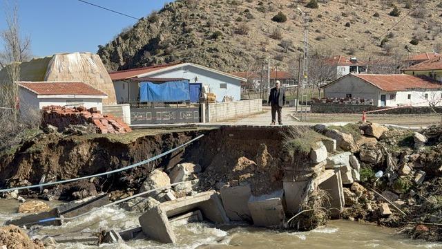 Yozgat ta sağanak nedeniyle yıkılan k&ouml;pr&uuml; sonrası ulaşım başka bir k&ouml;pr&uuml;den sağlanıyor 3
