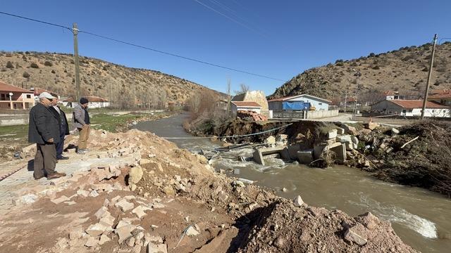 Yozgat ta sağanak nedeniyle yıkılan k&ouml;pr&uuml; sonrası ulaşım başka bir k&ouml;pr&uuml;den sağlanıyor 2