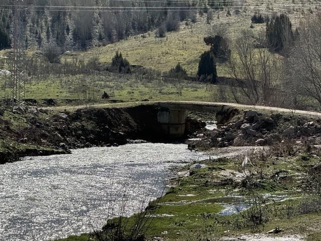Yozgat ta sağanak nedeniyle yıkılan k&ouml;pr&uuml; sonrası ulaşım başka bir k&ouml;pr&uuml;den sağlanıyor 1