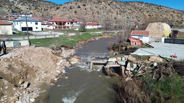 Yozgat'ta sağanak nedeniyle yıkılan köprü sonrası ulaşım başka bir köprüden sağlanıyor