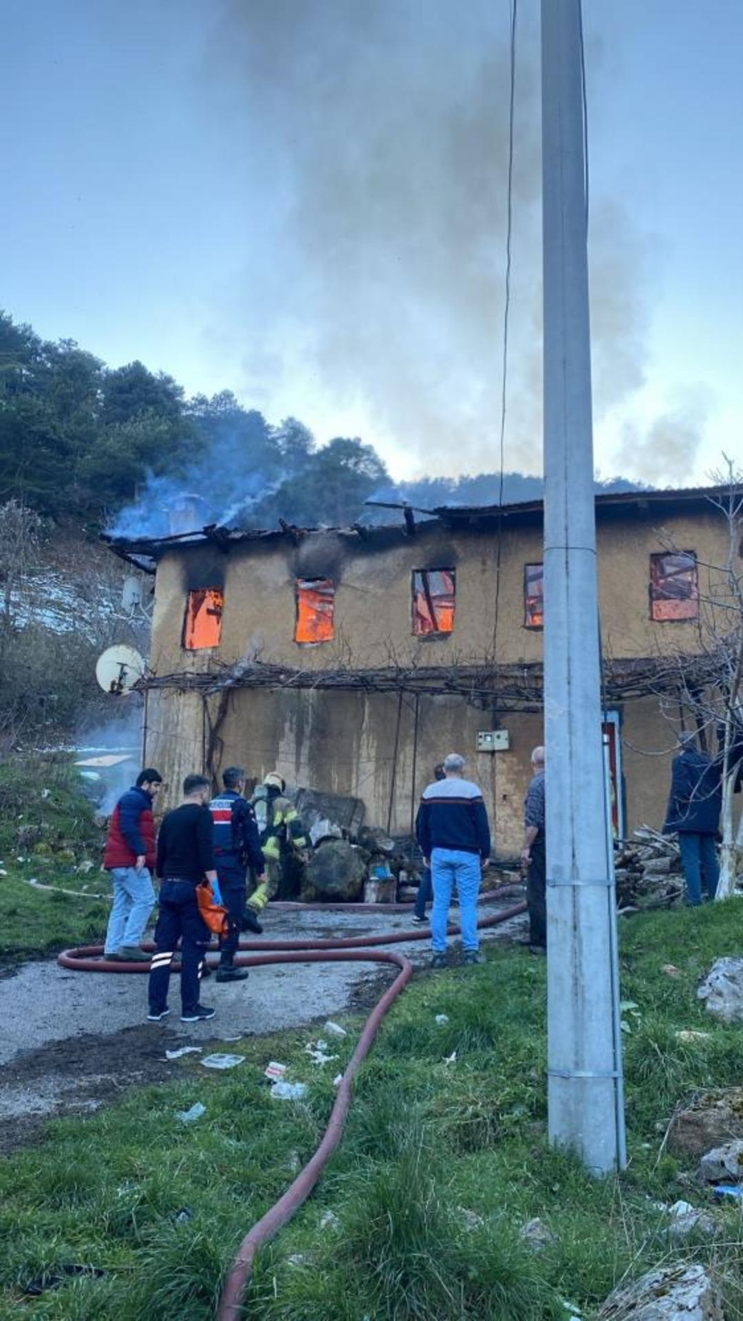 Yaşlı kadın evinde çıkan yangında hayatını kaybetti 1