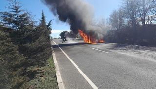 Uşak&rsquo;ta yangın &ccedil;ıkan cip k&uuml;le d&ouml;nd&uuml;