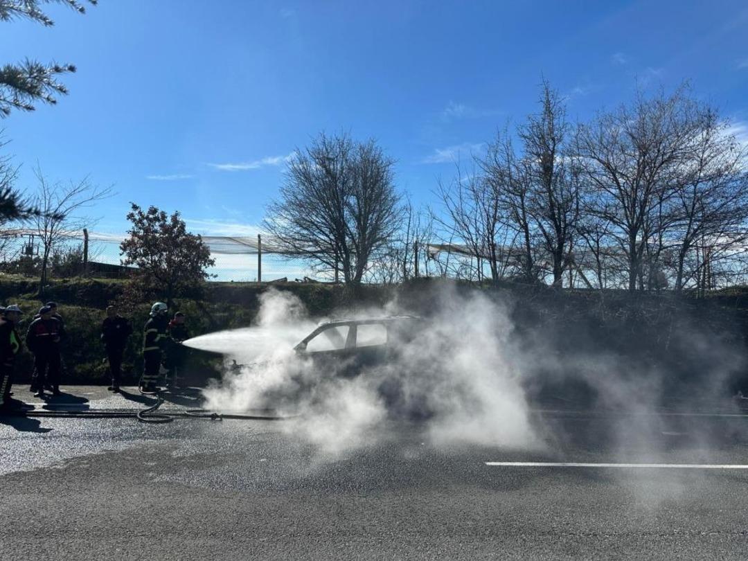 Uşak&rsquo;ta yangın &ccedil;ıkan cip k&uuml;le d&ouml;nd&uuml; 1