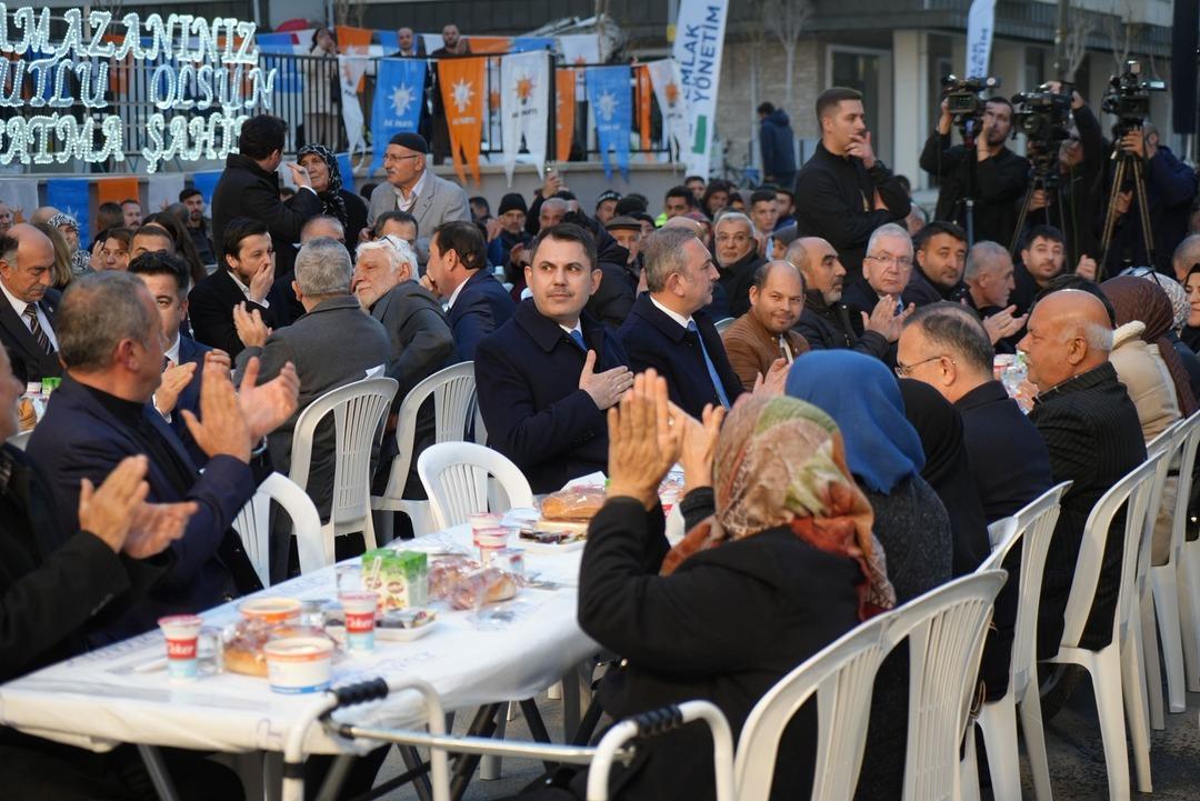 Bakan Kurum: "Deprem bölgesine çöp kutusu gönderdim diye övünenler 455 bin konutu beğenmiyor" 3