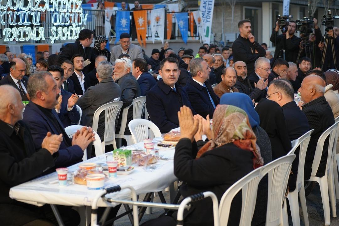 Bakan Kurum: "Deprem bölgesine çöp kutusu gönderdim diye övünenler 455 bin konutu beğenmiyor" 4