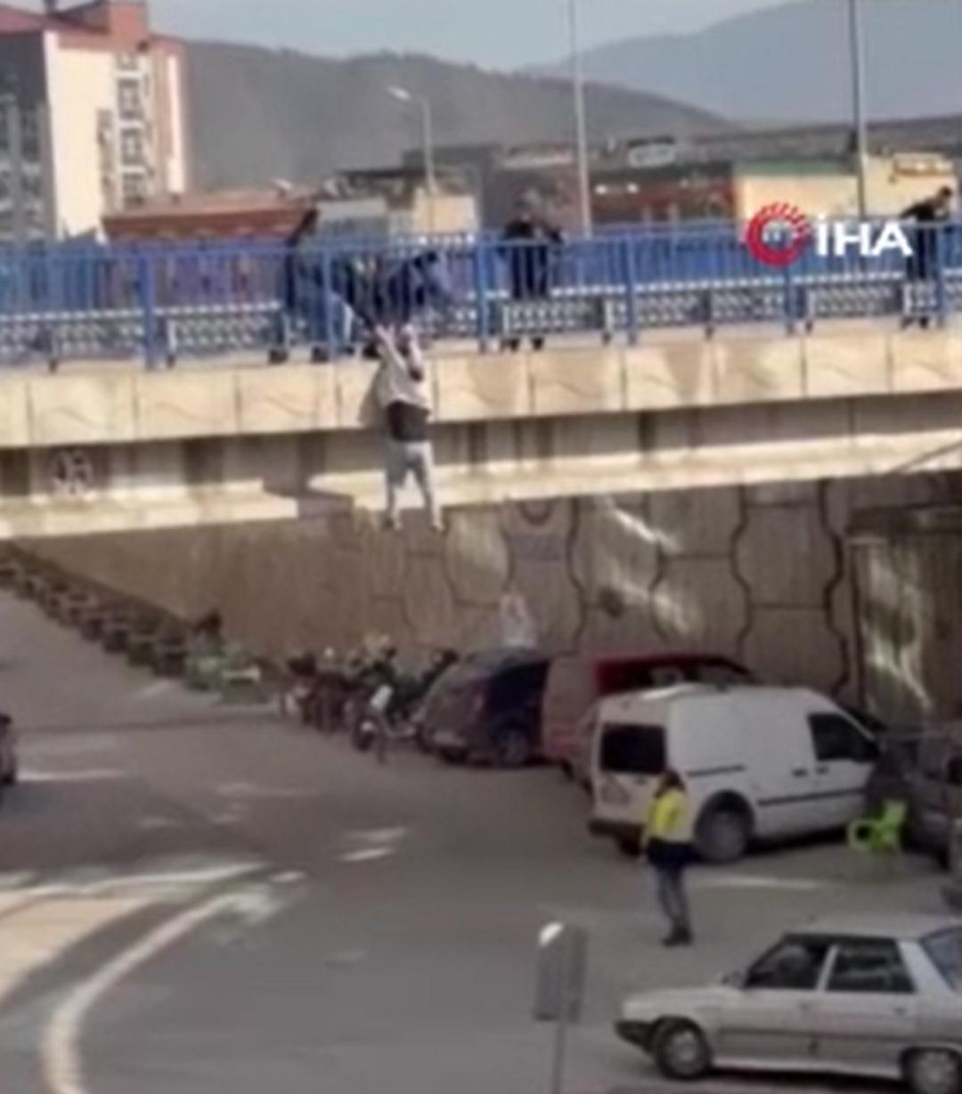 K&ouml;pr&uuml;de can pazarı: İntihar etmek istedi, tutunamayınca yere d&uuml;şt&uuml; 1