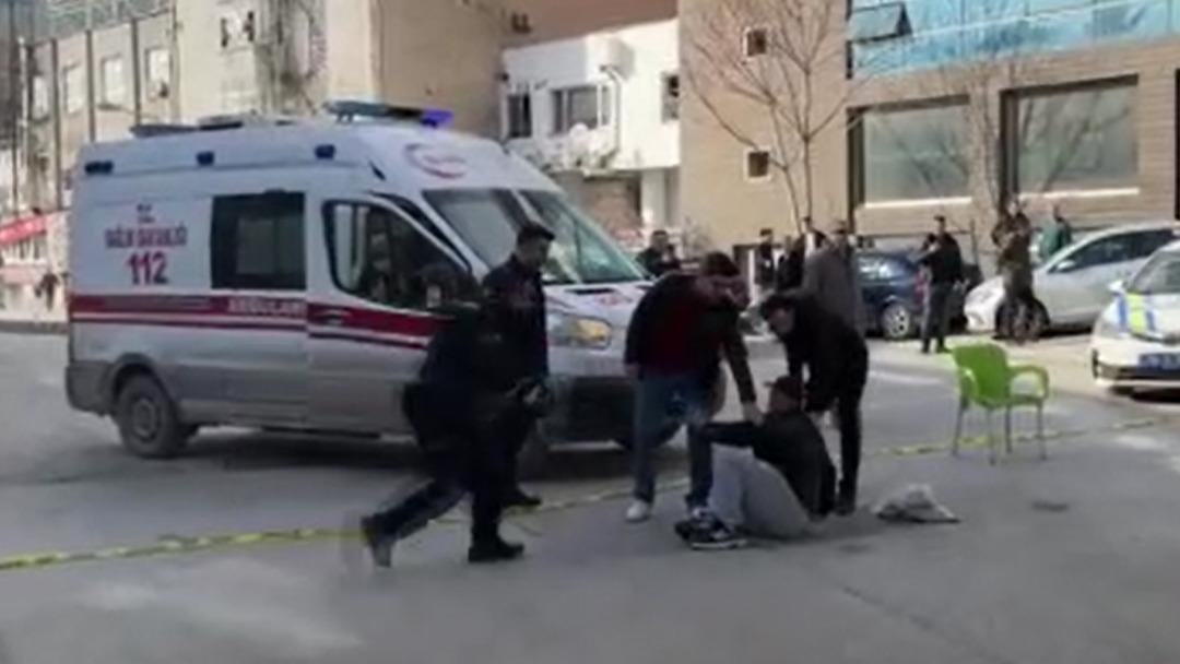 K&ouml;pr&uuml;de can pazarı: İntihar etmek istedi, tutunamayınca yere d&uuml;şt&uuml; 4