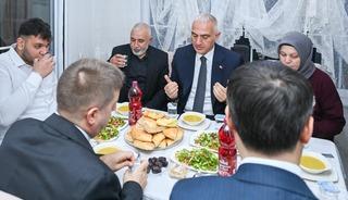 Bakan Ersoy, &Uuml;rkmez ailesinin iftar sofrasına konuk oldu