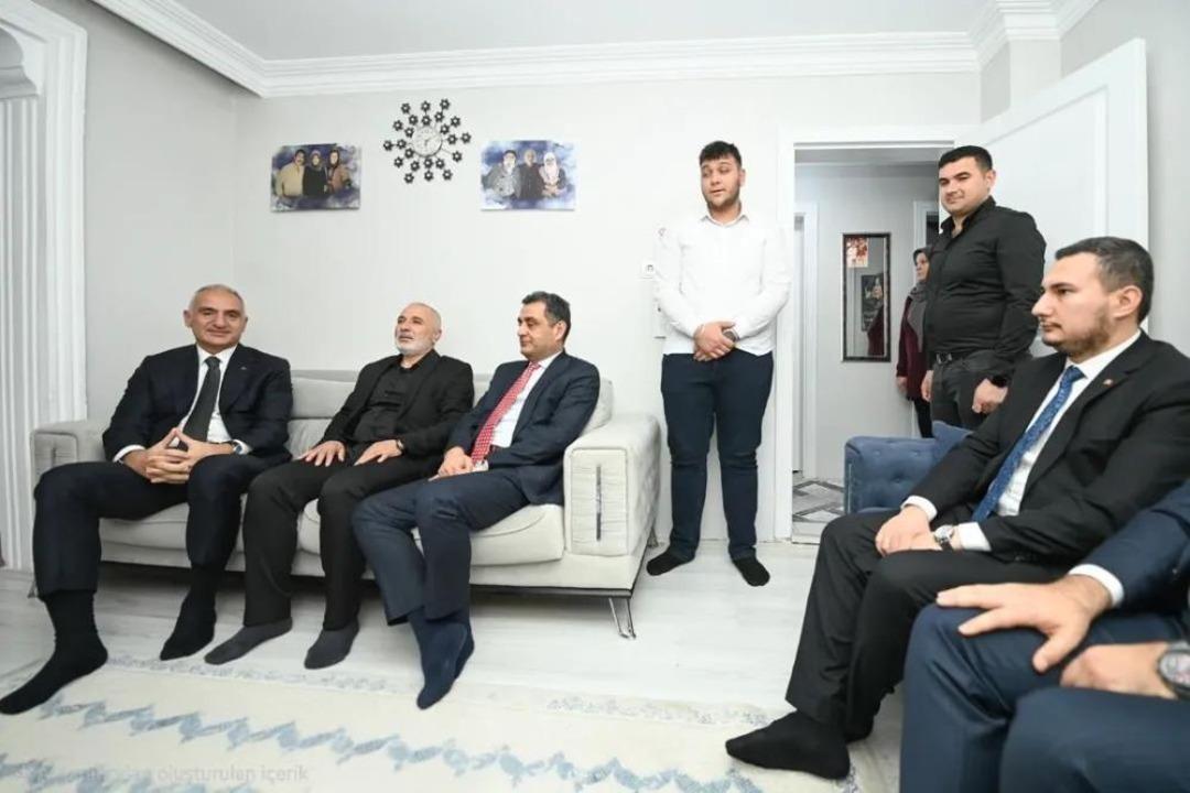 Bakan Ersoy, Kırıkkale de &Uuml;rkmez ailesinin iftar sofrasına konuk oldu 1