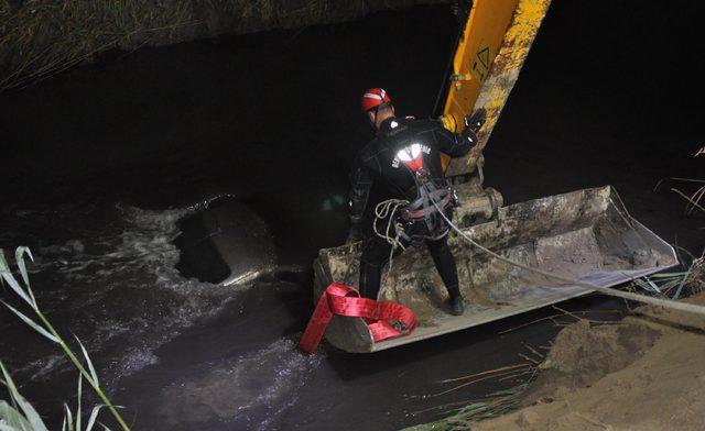 Nehre düşen otomobilin üzerine çıkarak kurtarılmayı bekledi