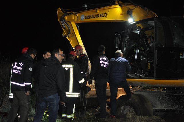 Nehre düşen otomobilin üzerine çıkarak kurtarılmayı bekledi