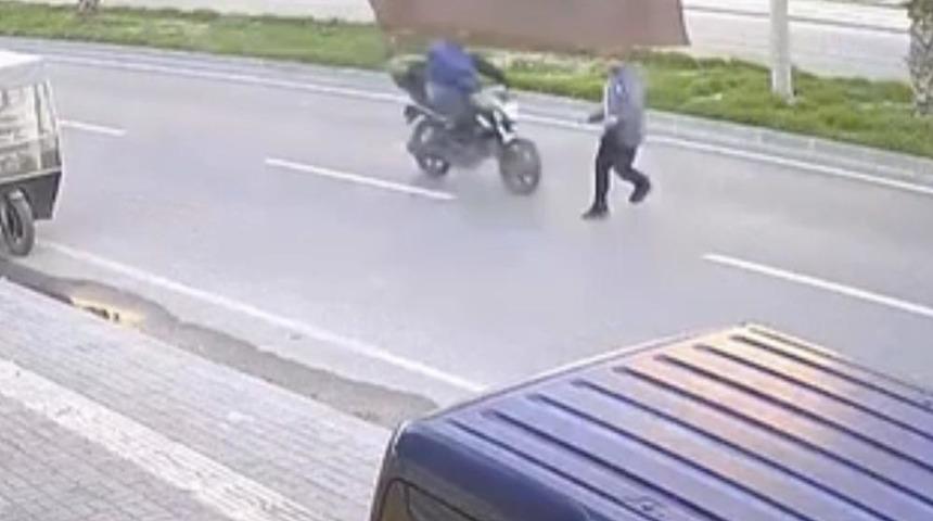 Yolun karşısına ge&ccedil;erken motosikletin &ccedil;arptığı bir kişi yaralandı