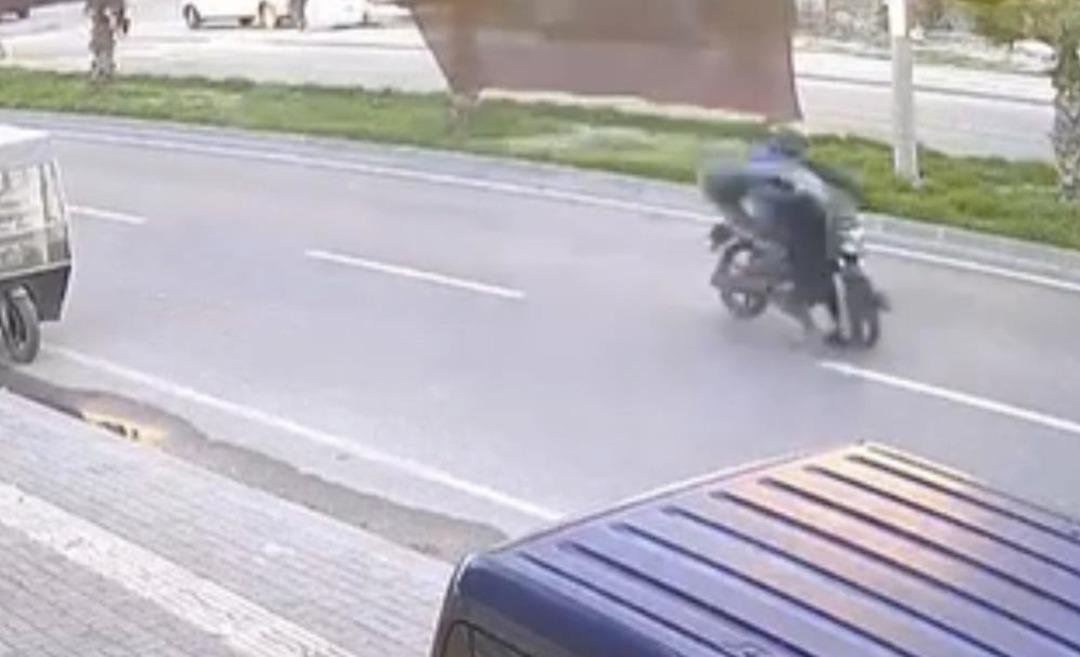 Yolun karşısına geçerken motosikletin çarptığı bir kişi yaralandı 1