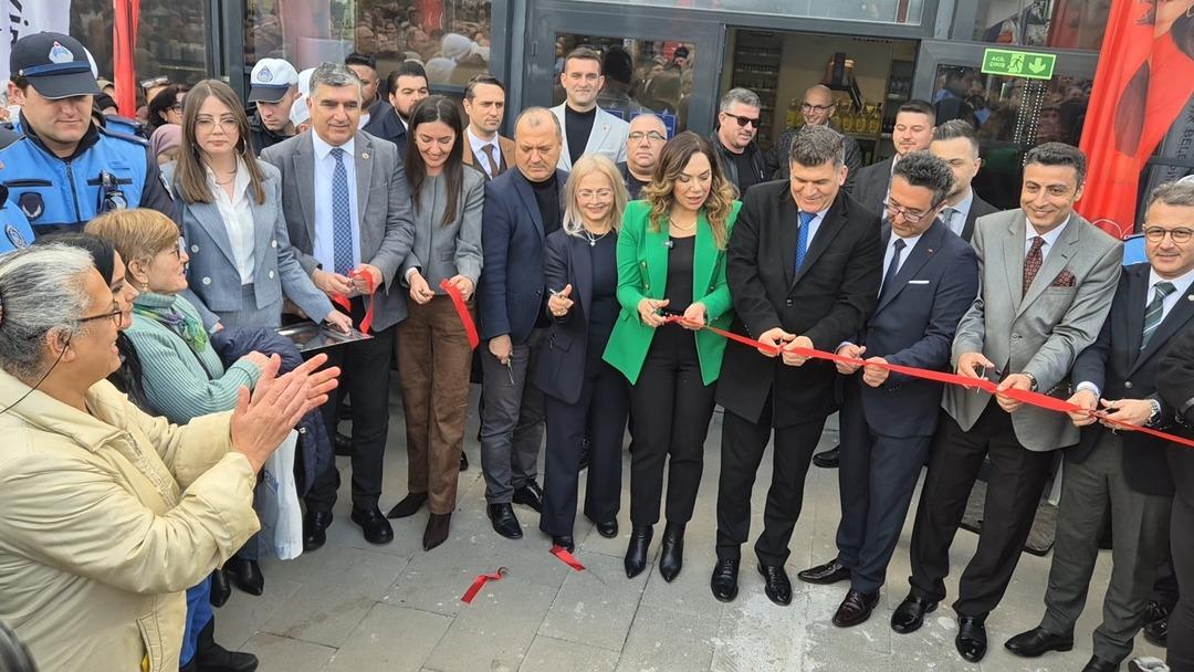 İzdiham yaşandı: Açılışı gören kuyruğa girdi! 3