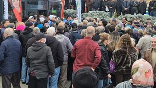 İzdiham yaşandı: Açılışı gören kuyruğa girdi!