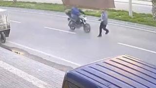 Yolun karşısına geçerken motosikletin çarptığı bir kişi yaralandı