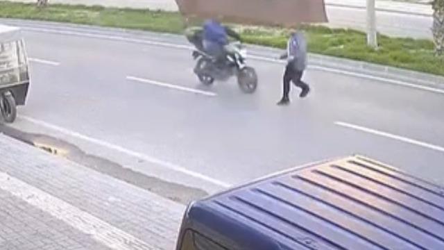 Yolun karşısına geçerken motosikletin çarptığı bir kişi yaralandı
