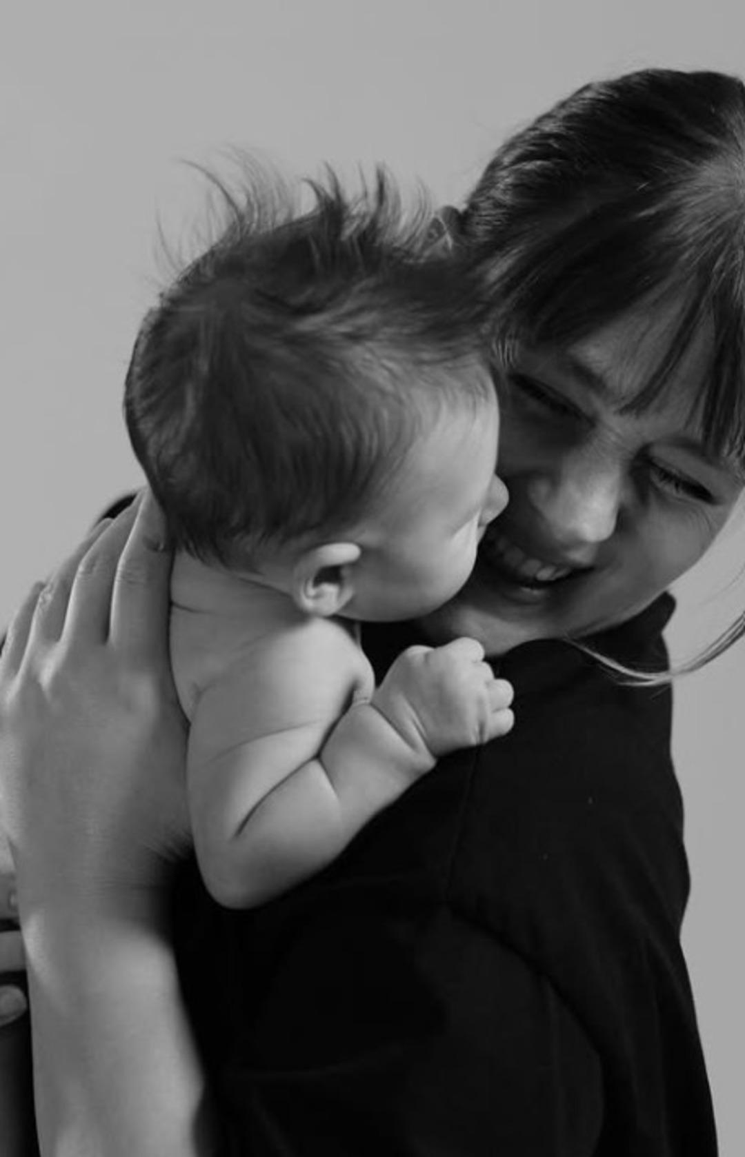 Gizem Karaca nın biricik kızı Leyla Yaz 8 aylık oldu! Y&uuml;z&uuml;n&uuml; ilk kez g&ouml;sterdi  1