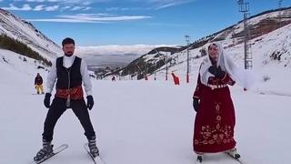 Palandöken’de renkli görüntüler: Dadaş kıyafetiyle zirveden kaydılar