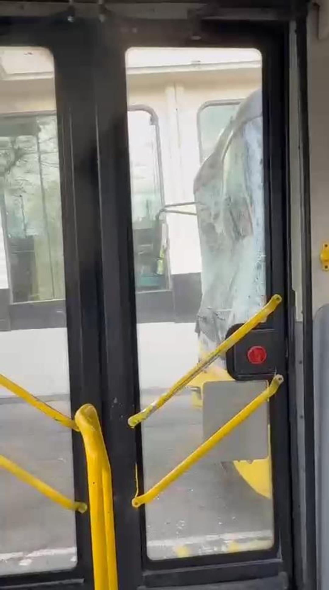 Fatih te 3 İETT otob&uuml;s&uuml; kaza yaptı! 2