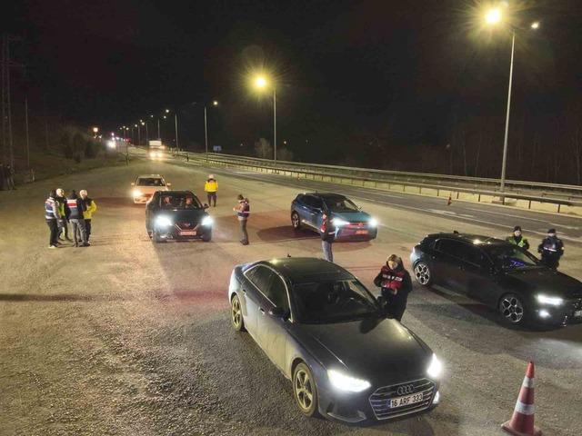 Bilecik&rsquo;te araması olan 10 kişi yakalandı 3