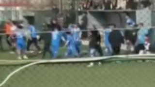 Son dakika: B&ouml;yle ma&ccedil; g&ouml;r&uuml;lmedi! Son d&uuml;d&uuml;k &ccedil;aldı saha i&ccedil;i savaş alanına d&ouml;nd&uuml;: 3 futbolcu hastanelik oldu