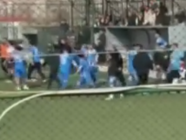 B&ouml;yle ma&ccedil; g&ouml;r&uuml;lmedi! Son d&uuml;d&uuml;k &ccedil;aldı saha i&ccedil;i savaş alanına d&ouml;nd&uuml;: 3 futbolcu hastanelik oldu