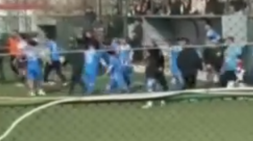 B&ouml;yle ma&ccedil; g&ouml;r&uuml;lmedi! Son d&uuml;d&uuml;k &ccedil;aldı saha i&ccedil;i savaş alanına d&ouml;nd&uuml;: 3 futbolcu hastanelik oldu