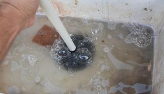 Tıkanmış lavaboyu anında a&ccedil;an y&ouml;ntem! 2 yemek kaşığı yetiyor