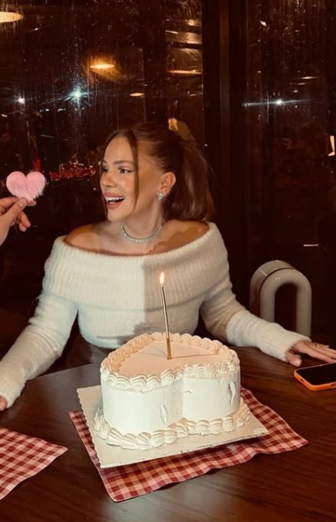 Feyyaz Şerifoğlu ile Merve Din&ccedil;kol dan m&uuml;jdeli haber geldi! B&ouml;yle duyurdular 4