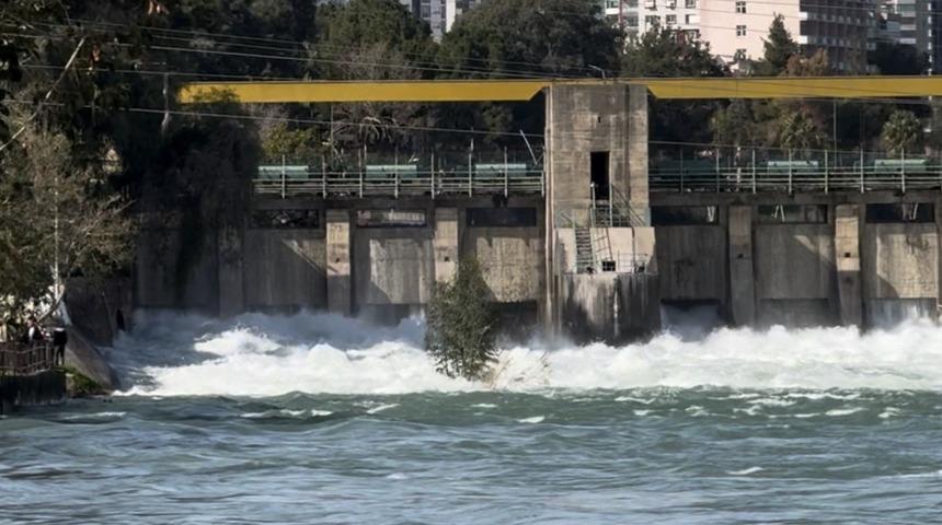 Seyhan Barajı'ndan su tahliyesi s&uuml;r&uuml;yor: Tarlalar su altında kaldı