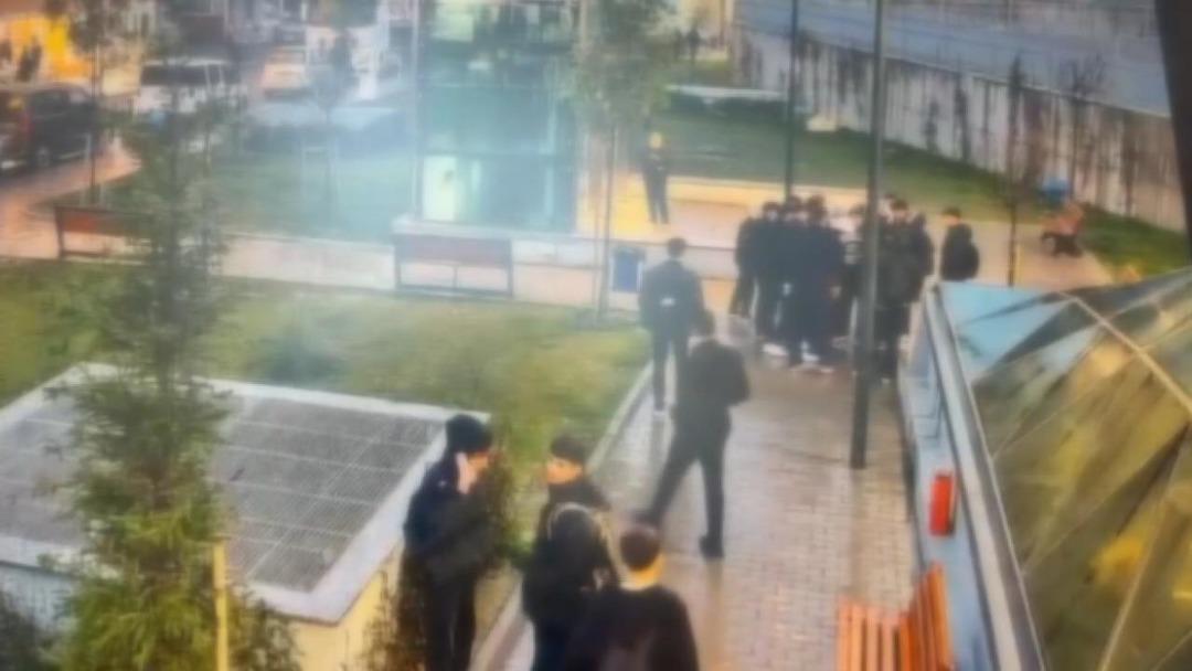 Bağcılar da bıçaklanan gencin ailesini tehditleri ettiği öne sürülen 3 şahıs tutuklandı 2